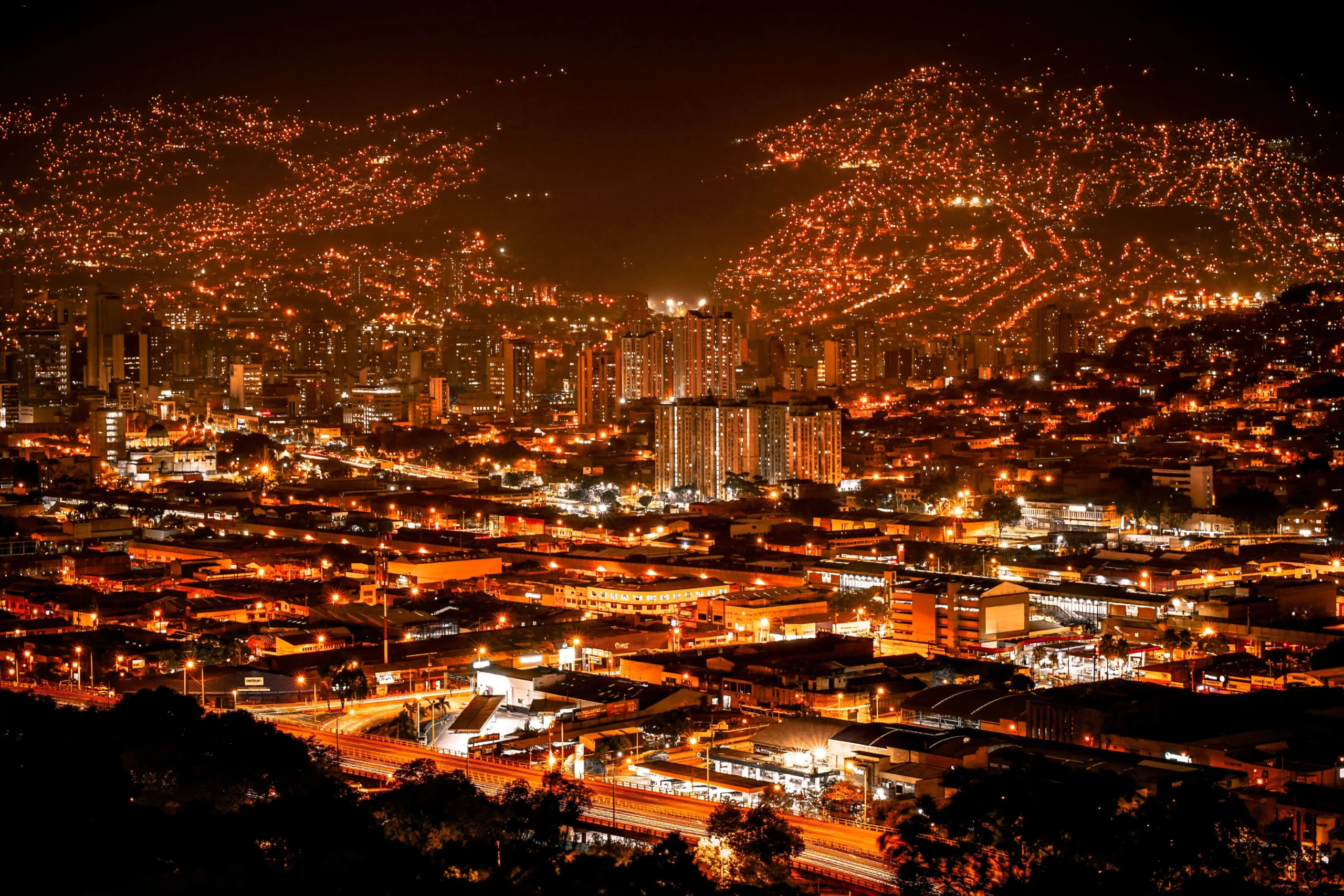 Guía de Alquiler de Carros en Medellín 2023: Tu Puerta de Entrada a la Aventura